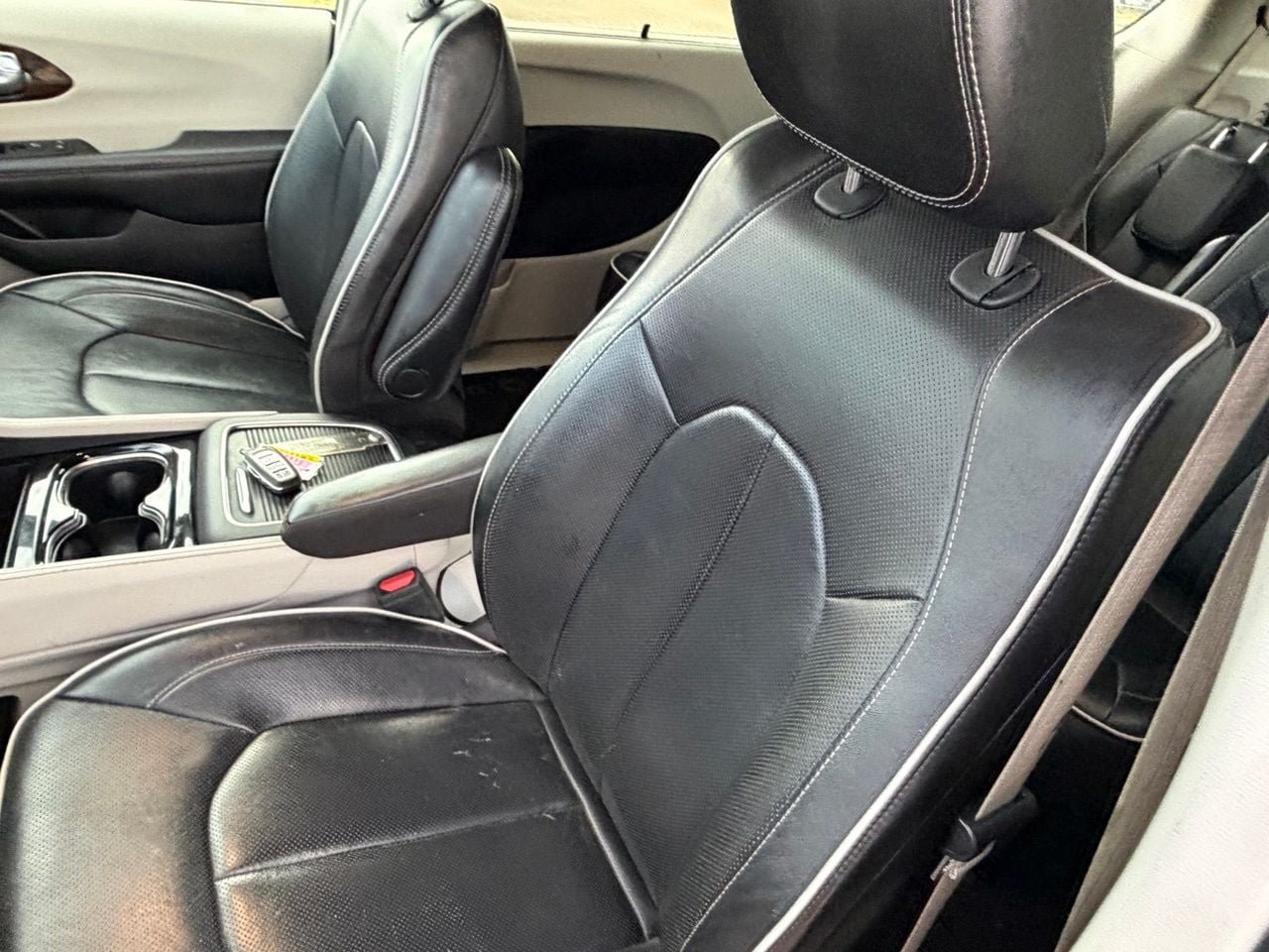 Used 2023 Chrysler Pacifica Limited FWD image 28