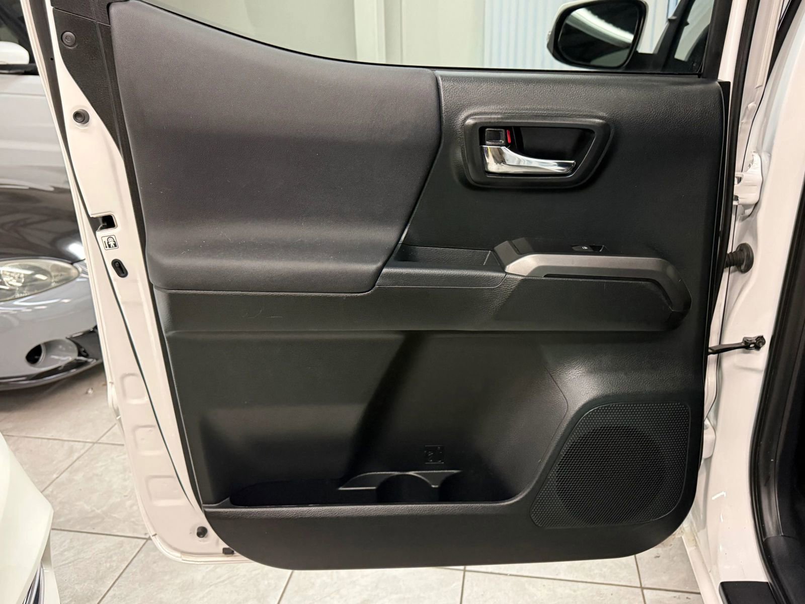 Used 2017 Toyota Tacoma TRD Off-Road w/ Tow Package (A/T) image 15