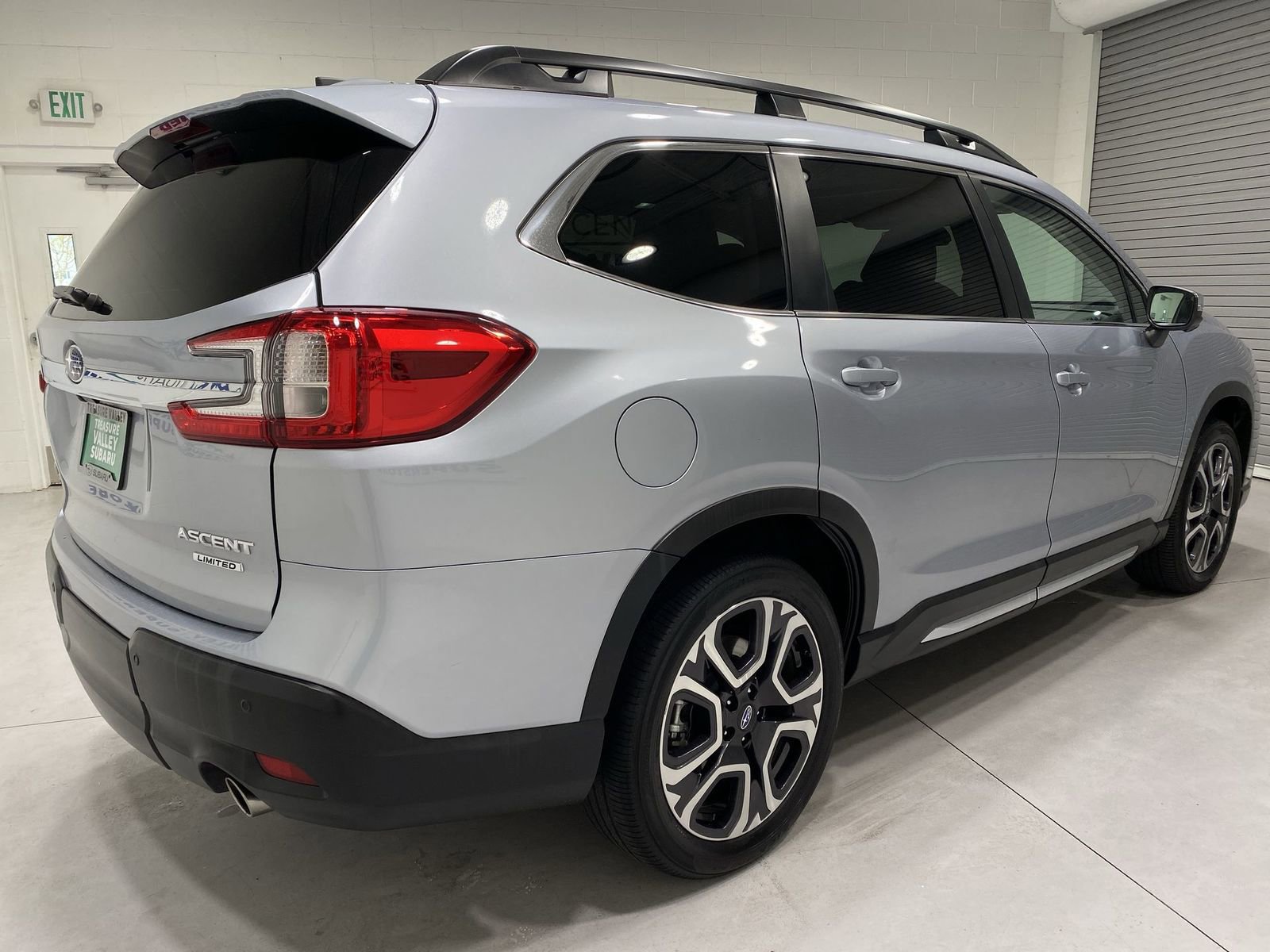 Used 2023 Subaru Ascent Limited w/ Technology Package AWD/4WD image 8