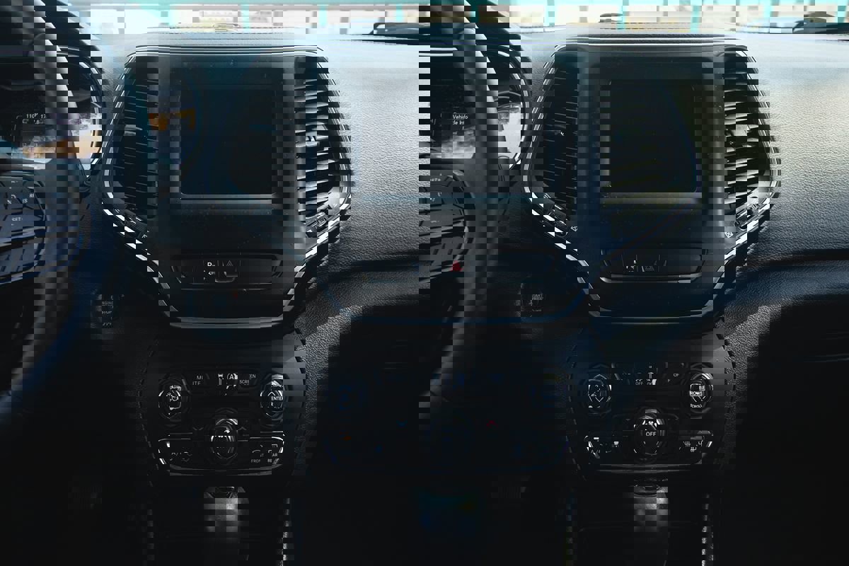 Used 2019 Jeep Cherokee Latitude Plus image 15