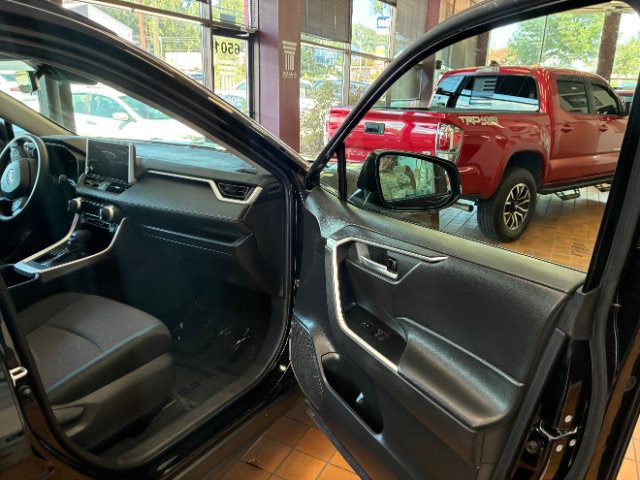 Used 2025 Toyota RAV4 XLE FWD image 25
