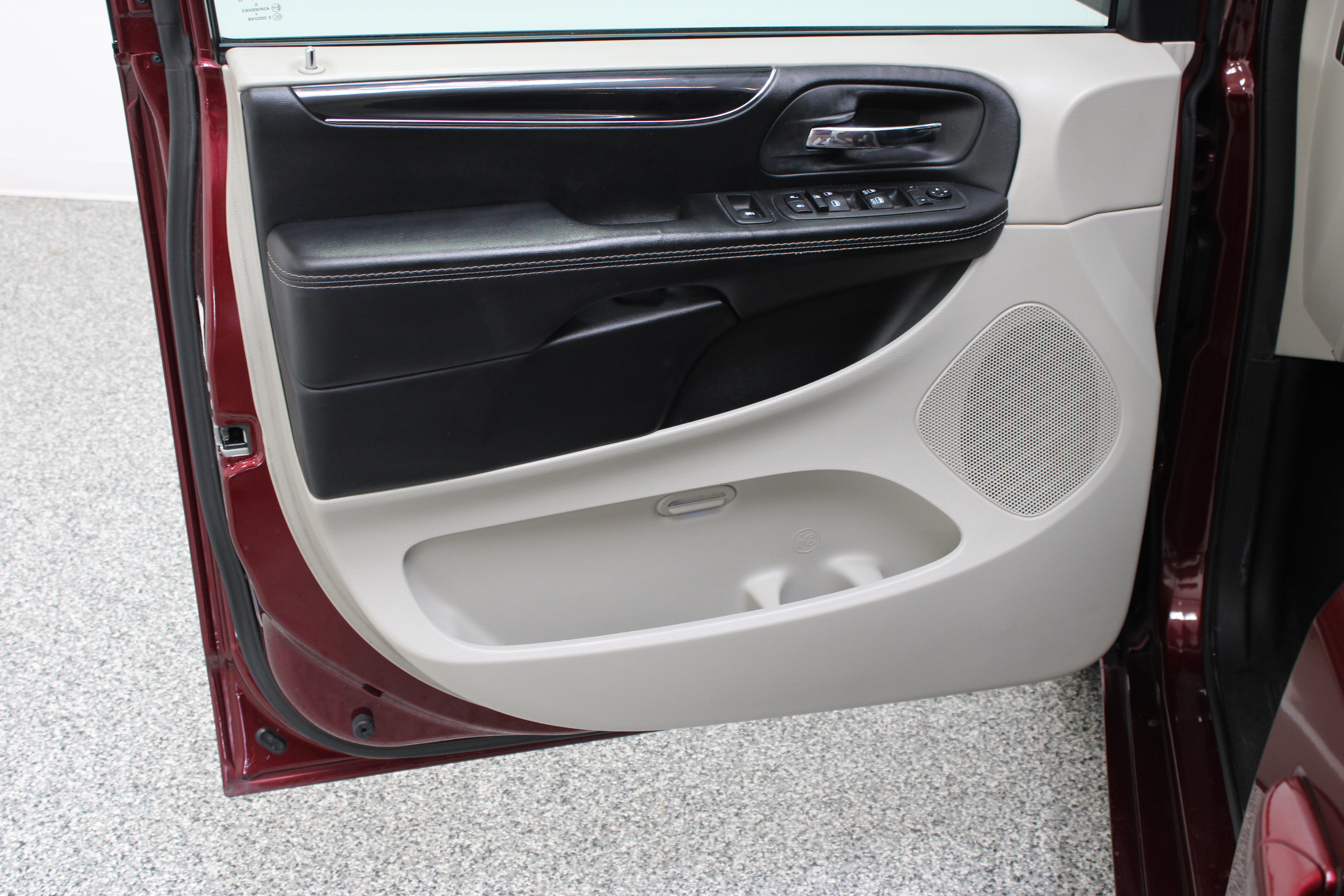 Used 2017 Dodge Grand Caravan SXT FWD image 12