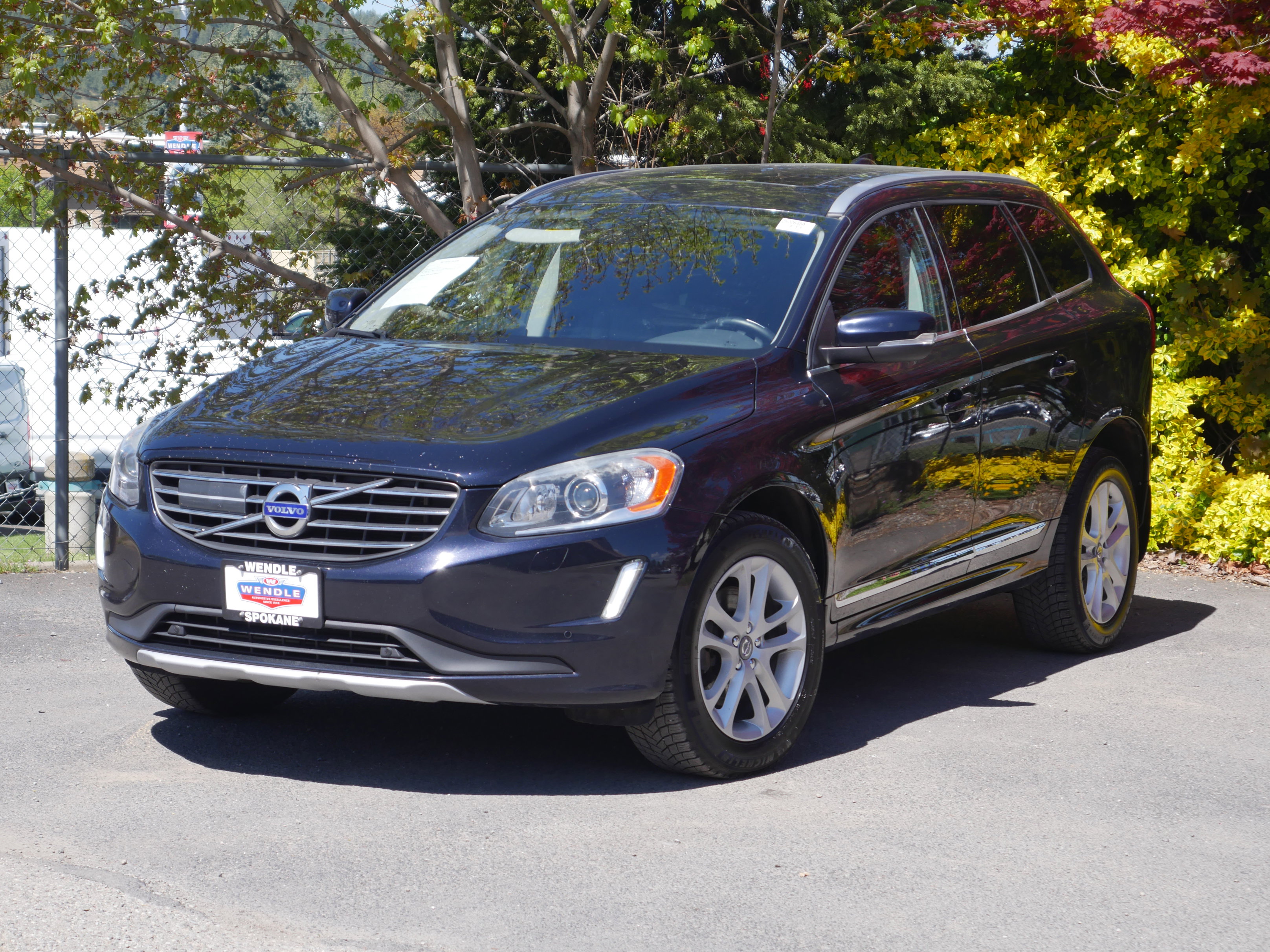 Used 2017 Volvo XC60 T5 Inscription w/ Advanced Package AWD/4WD image 2