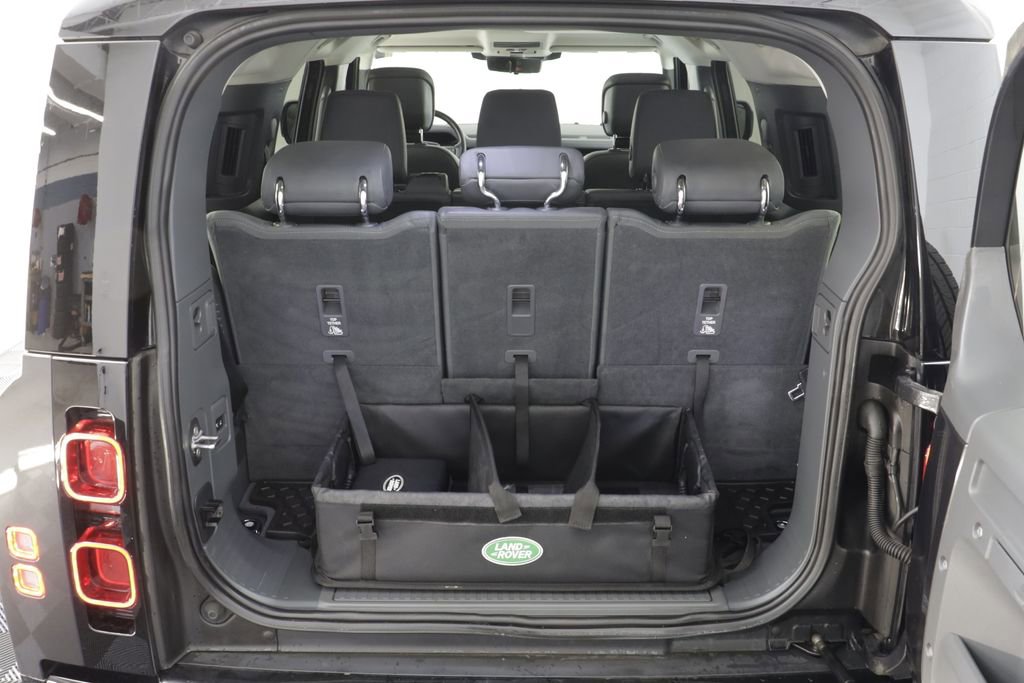 Used 2024 Land Rover Defender 130 X-Dynamic SE image 18
