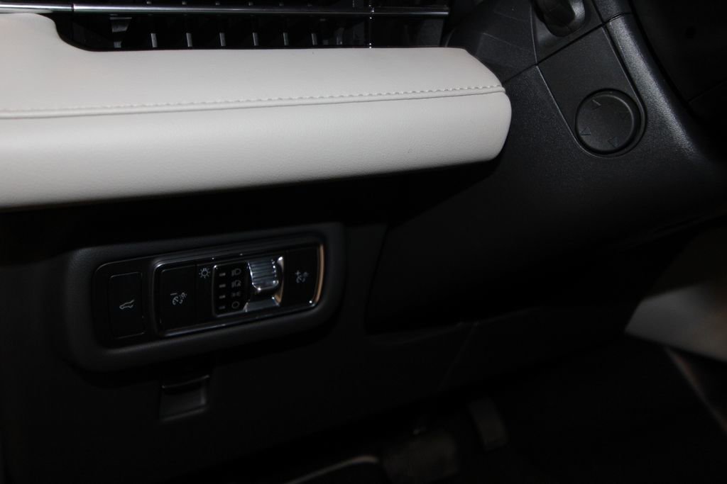 Used 2024 Lincoln Nautilus Premier image 11