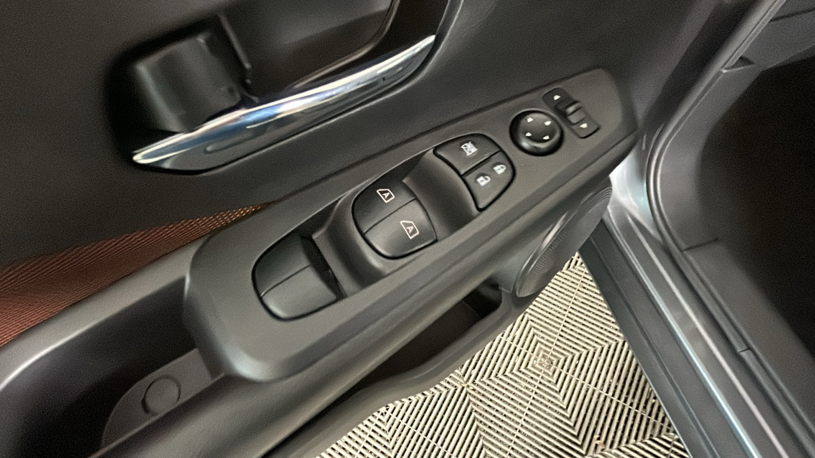 Used 2023 Nissan Kicks SR FWD image 12
