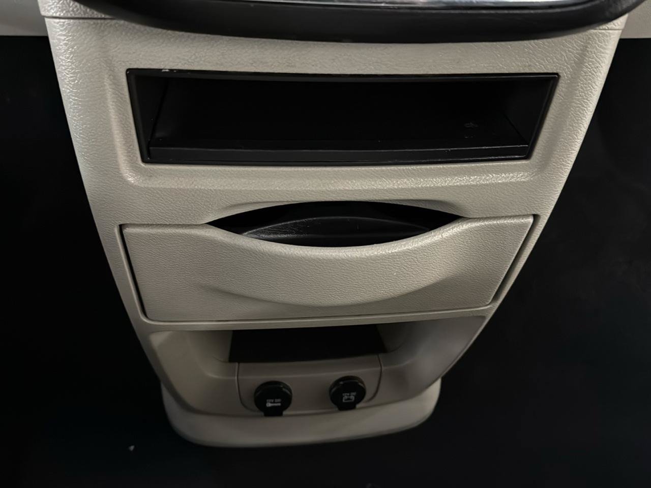 Used 2015 Chrysler Town & Country Touring FWD image 20