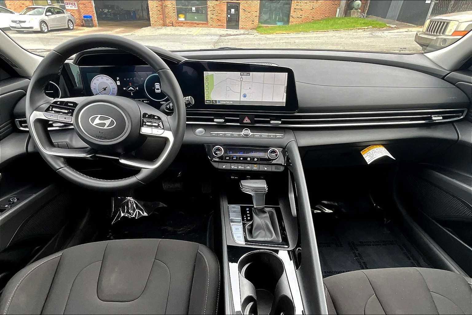 Used 2024 Hyundai Elantra SEL w/ Convenience Package image 15