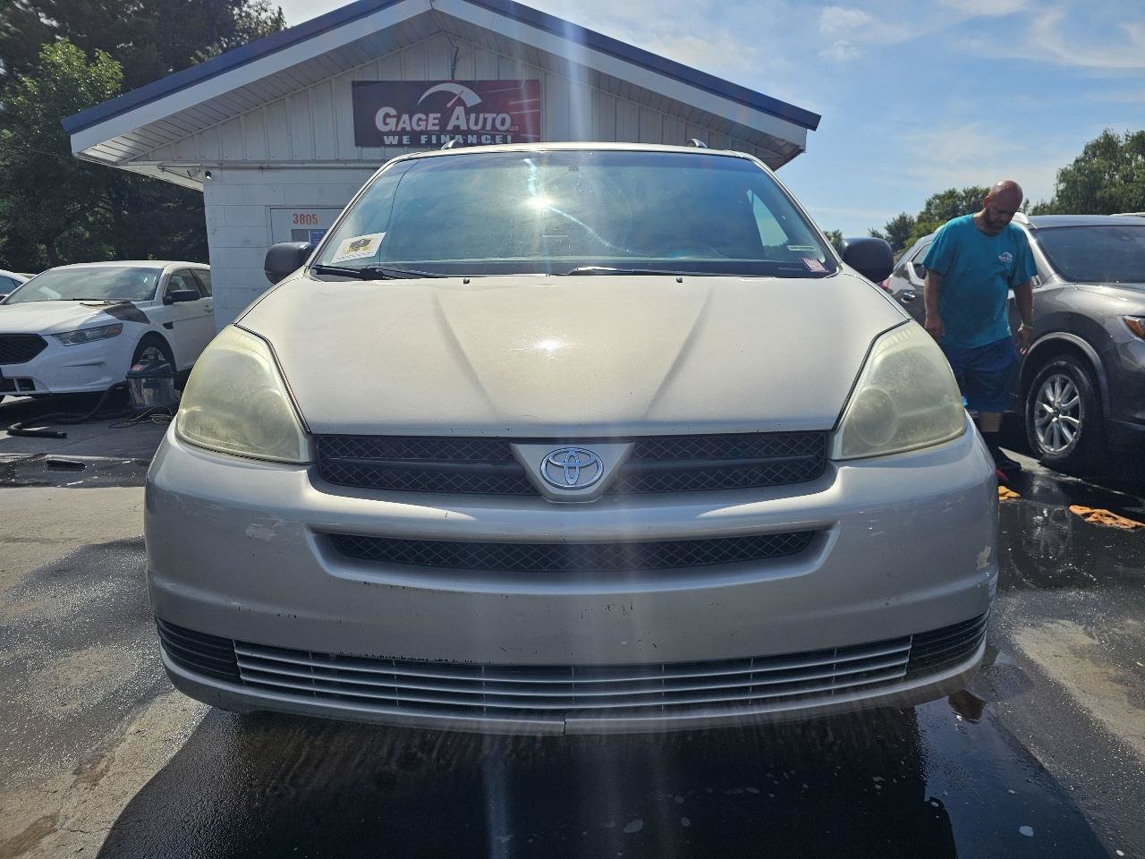 Used 2004 Toyota Sienna LE w/ LE Pkg 1 FWD image 3
