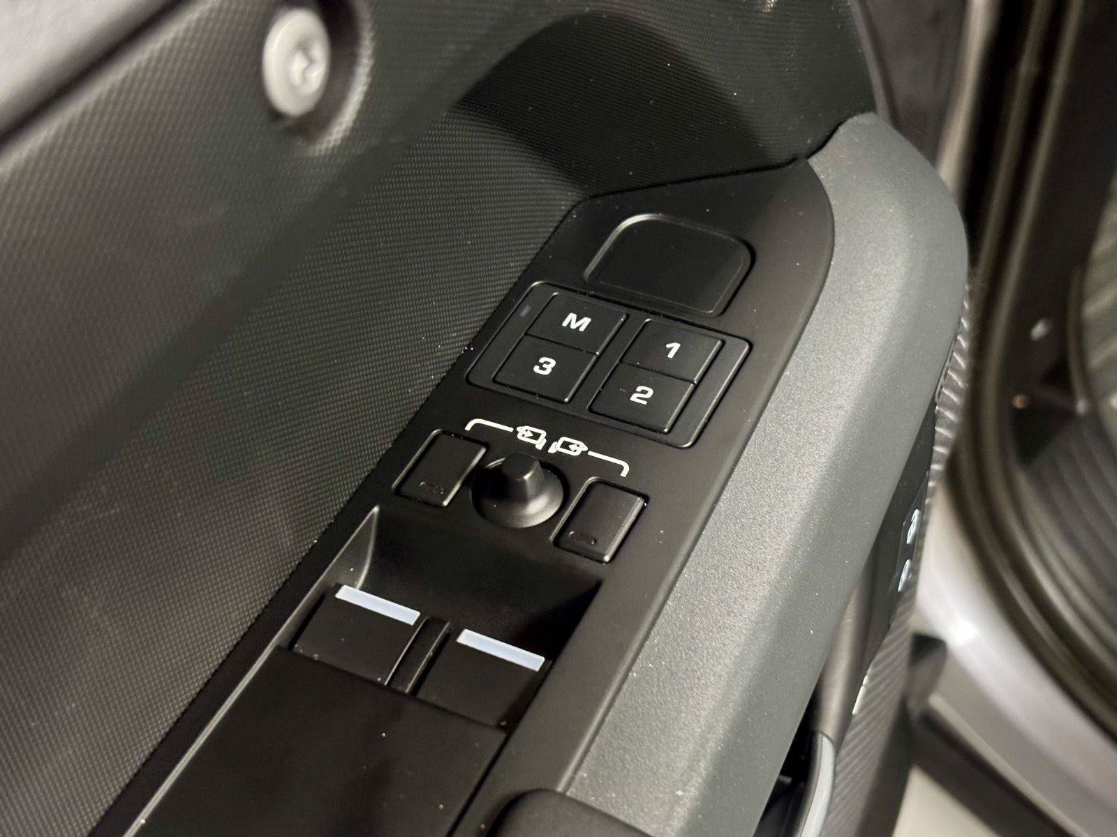 Used 2024 Land Rover Defender 90 X-Dynamic SE AWD/4WD image 14