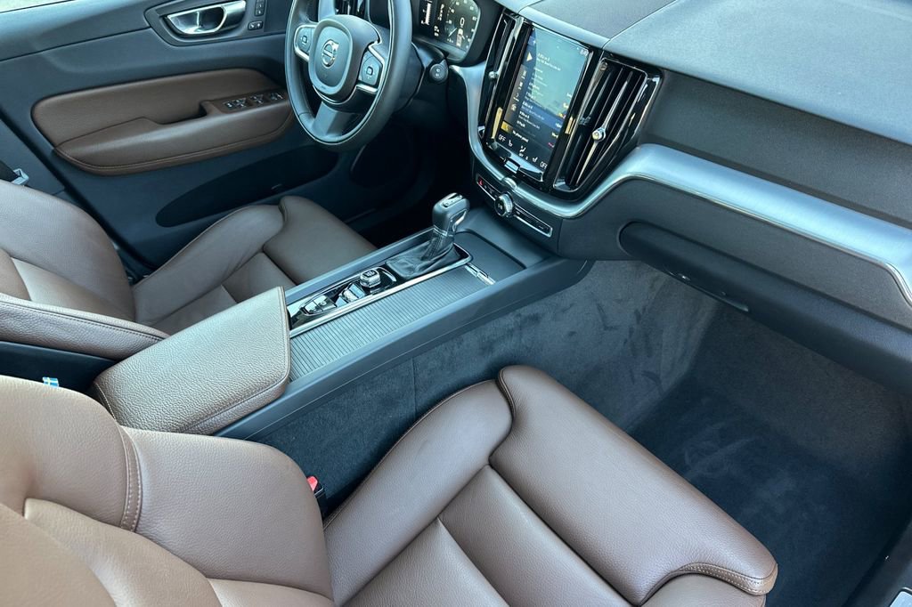 Used 2019 Volvo XC60 T5 Momentum w/ Premium Package image 16