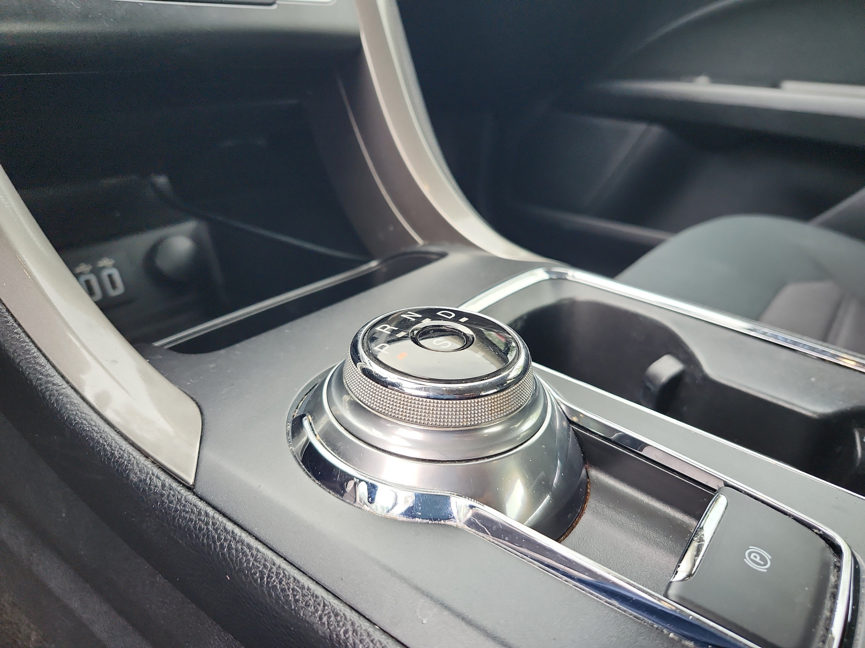 Used 2019 Ford Fusion SE FWD image 14