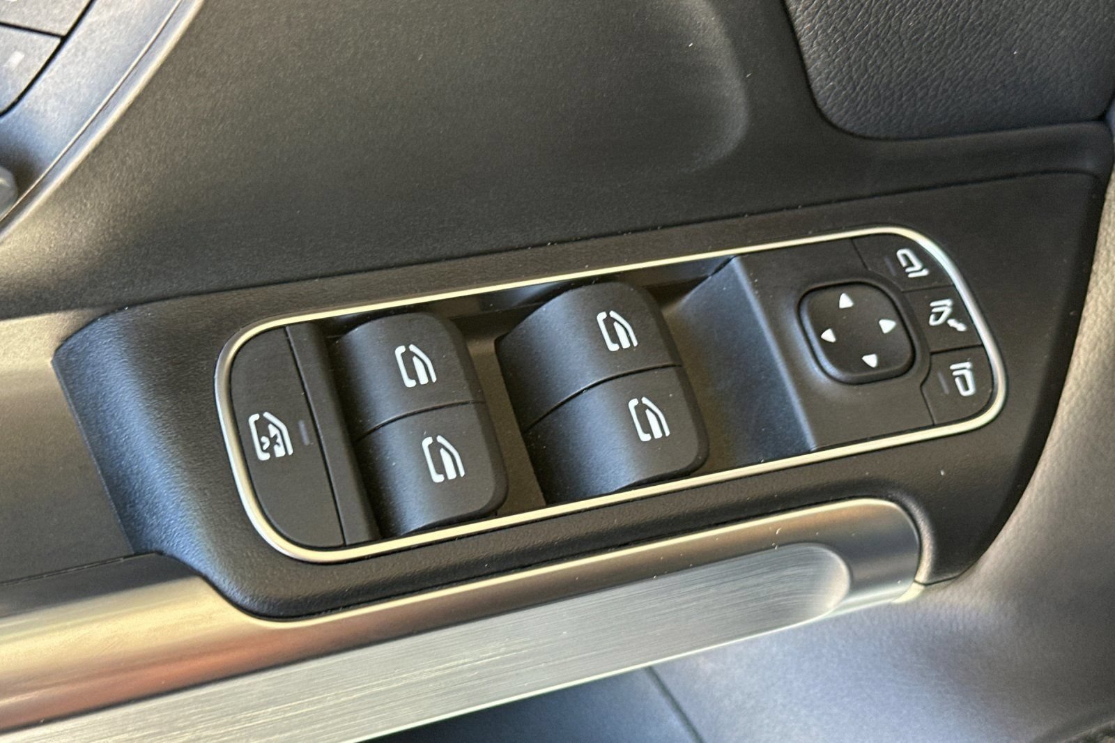 Certified 2024 Mercedes-Benz EQB 300 4MATIC image 13