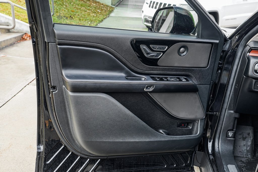 Used 2023 Lincoln Aviator Reserve w/ Equipment Group 201A image 9
