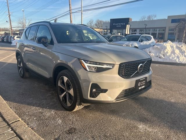 Used 2025 Volvo XC40 B5 Plus image 7