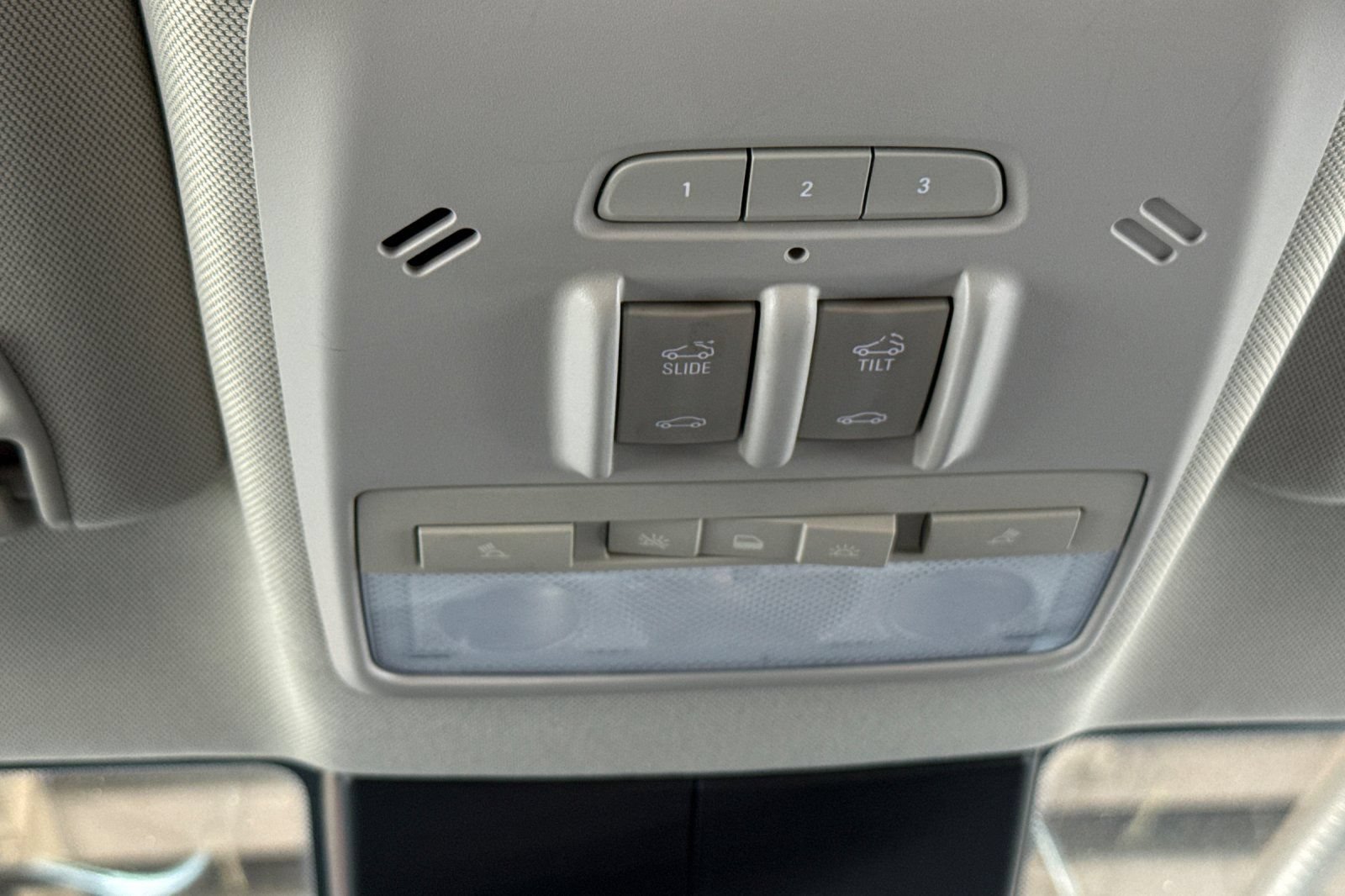 Used 2018 Buick Encore Essence FWD image 23