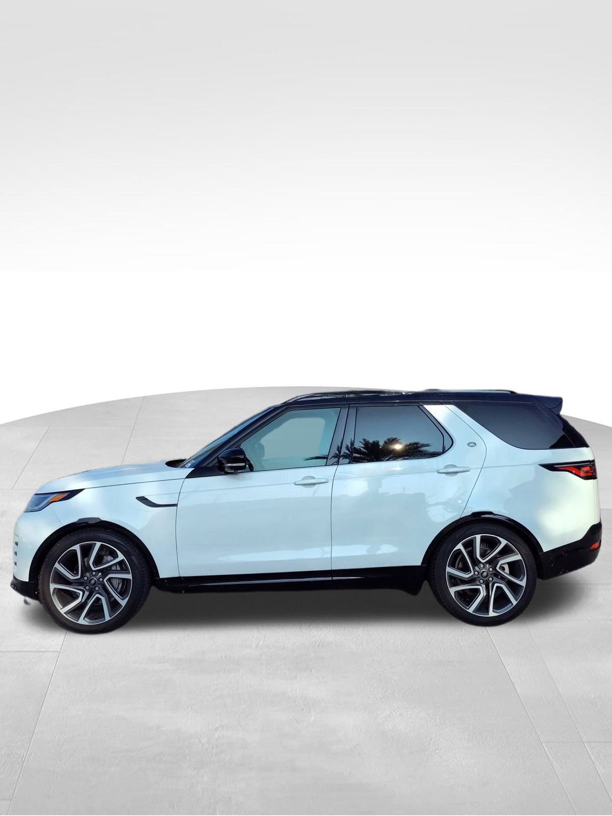 Used 2024 Land Rover Discovery Dynamic SE image 2