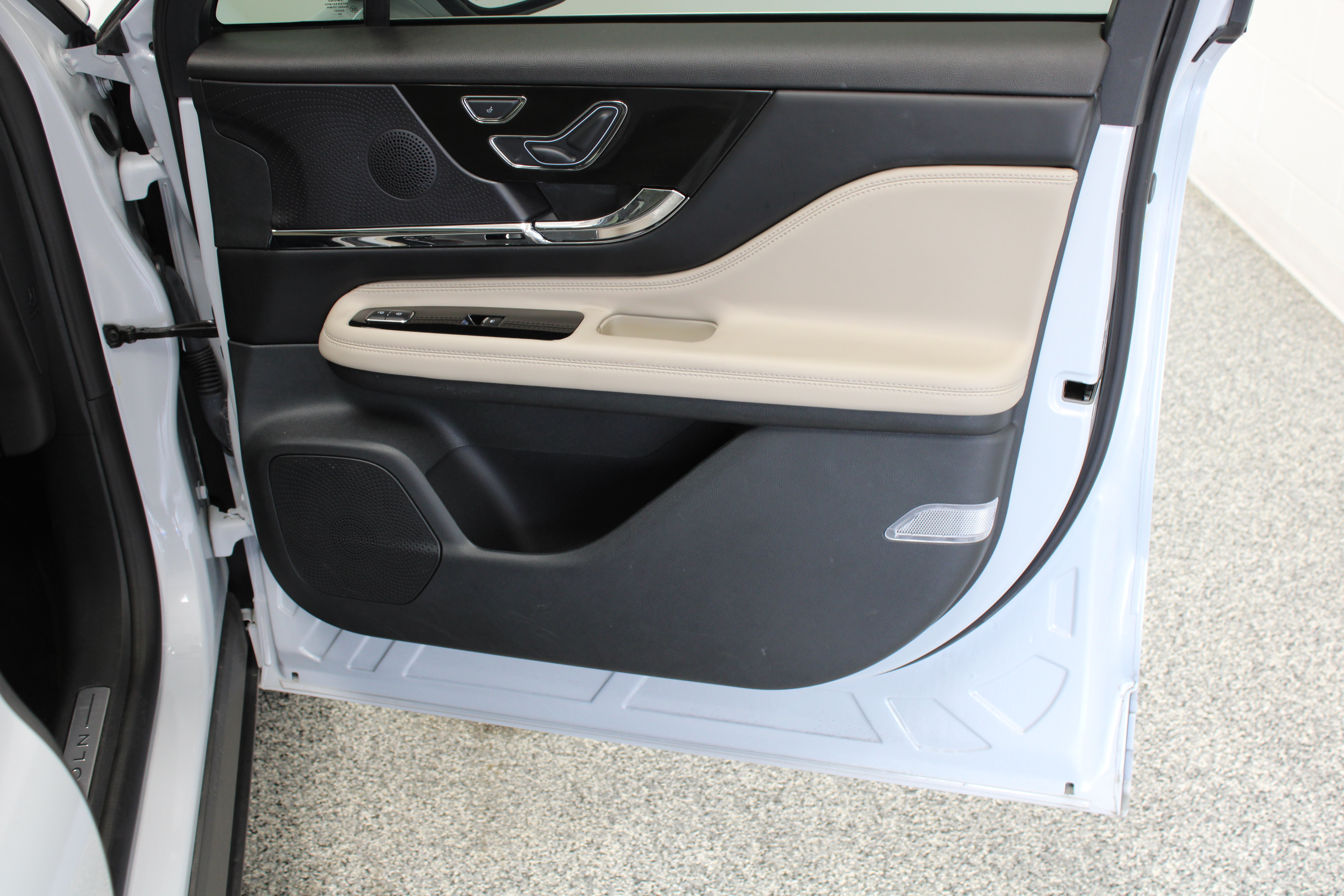 Used 2025 Lincoln Corsair Grand Touring AWD/4WD image 37