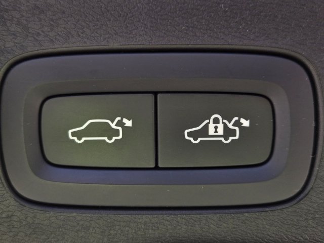 Used 2024 Volvo XC60 B5 Plus AWD/4WD image 11