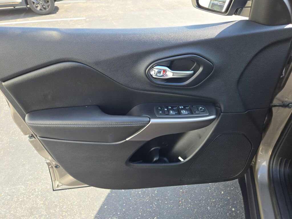 Used 2019 Jeep Cherokee Latitude Plus w/ Comfort/Convenience Group image 17