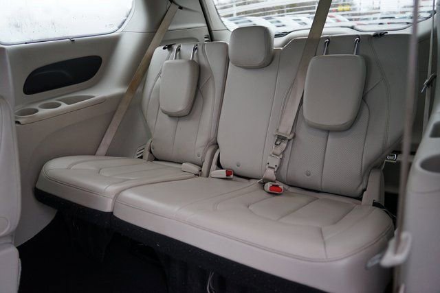 Used 2021 Chrysler Pacifica Touring-L image 8