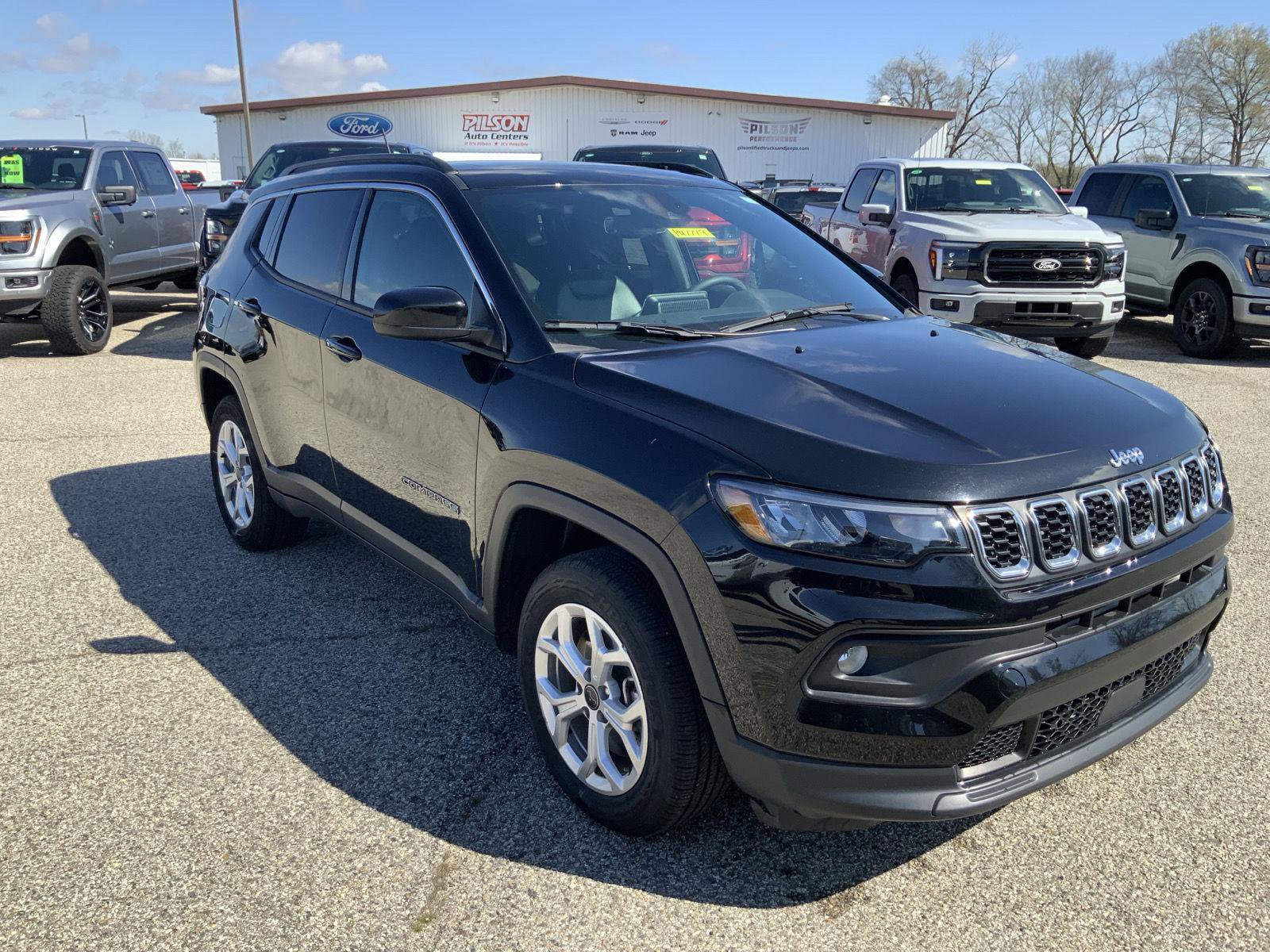 Used 2025 Jeep Compass Latitude w/ Sun & Sound Group AWD/4WD image 2