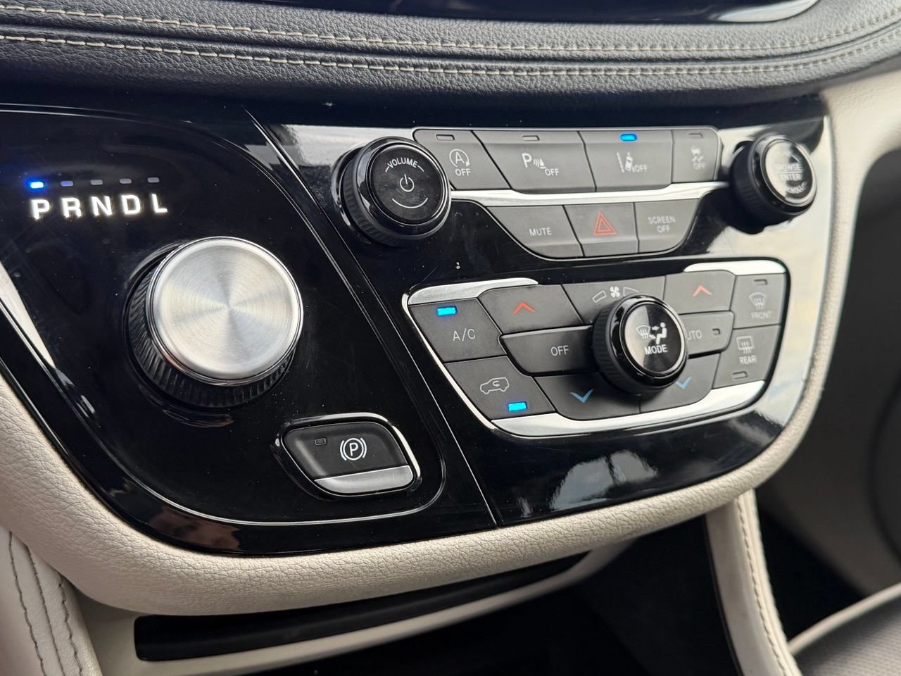 Used 2023 Chrysler Pacifica Limited FWD image 21
