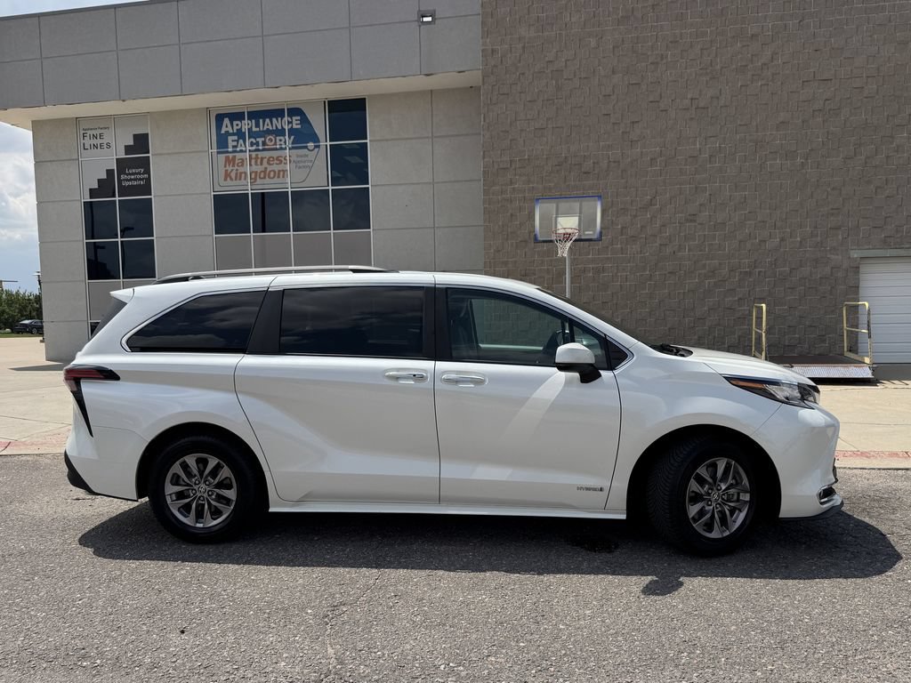 Used 2021 Toyota Sienna XLE w/ XLE Plus Package AWD/4WD image 5