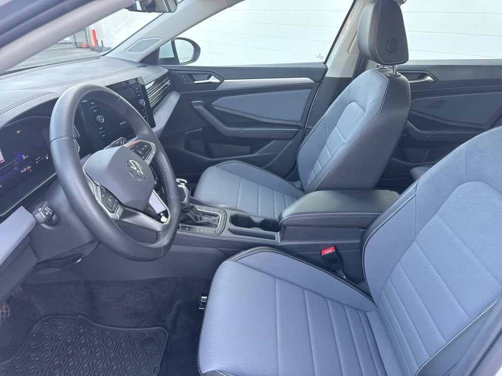 Used 2025 Volkswagen Jetta SE FWD image 19