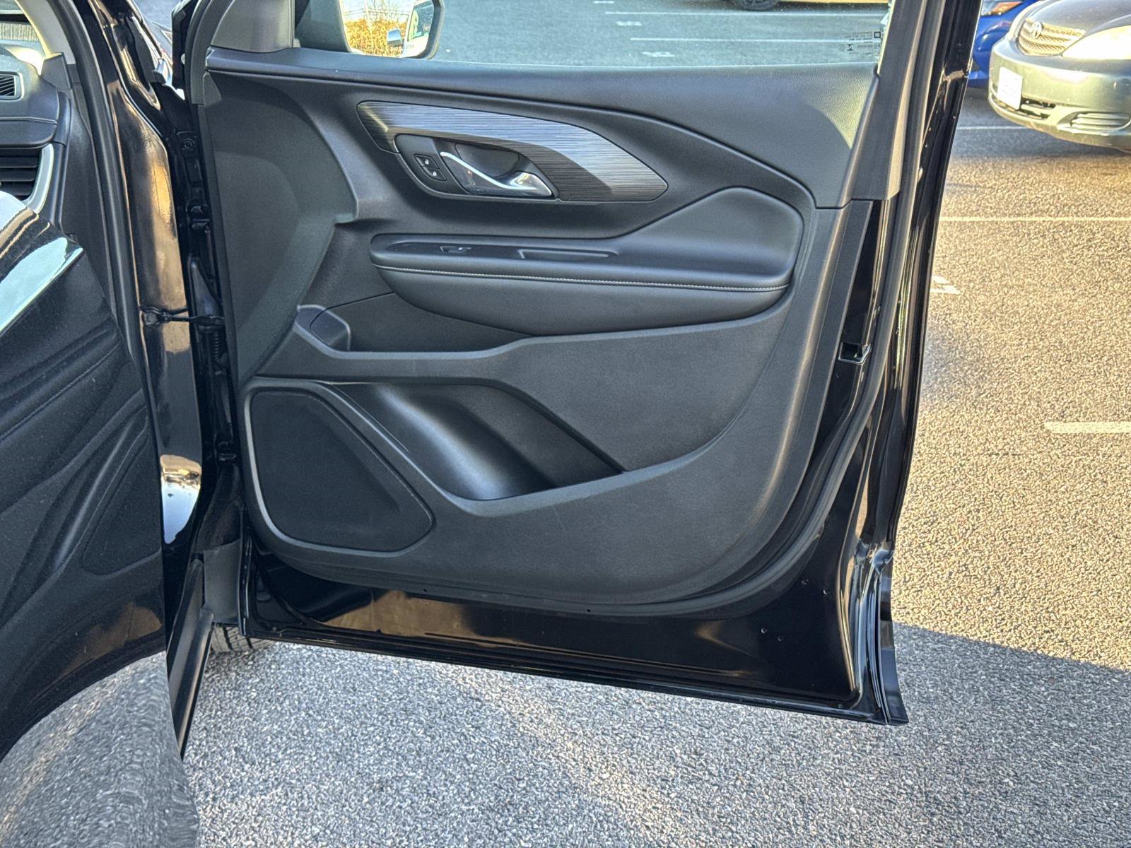 Used 2023 GMC Terrain SLT image 13