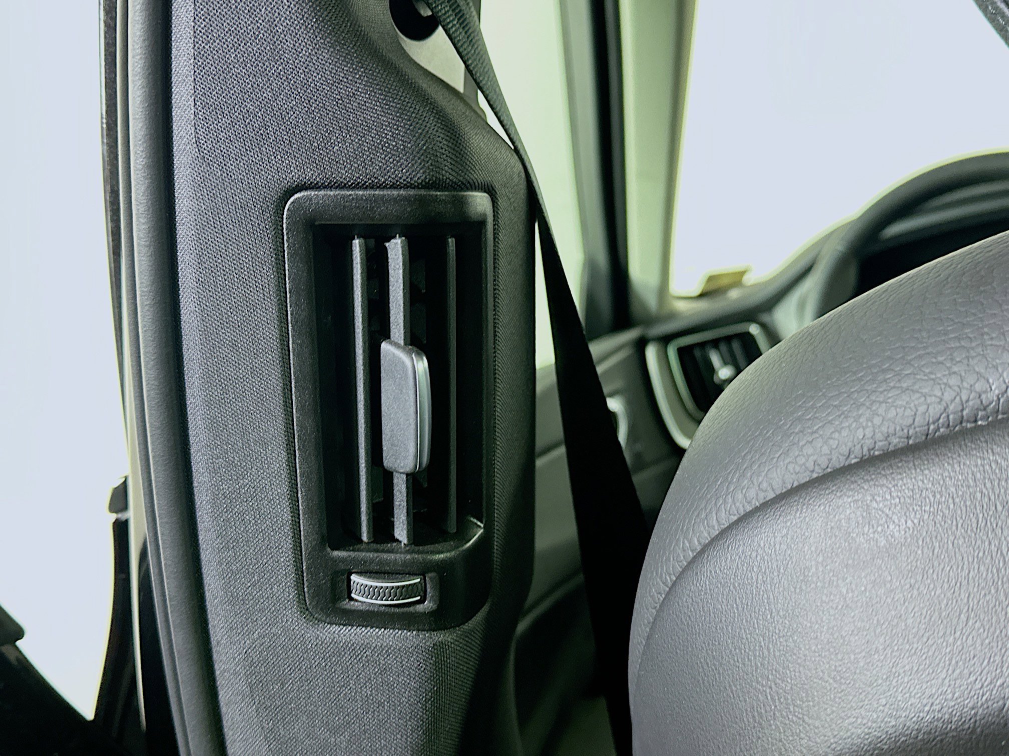 Used 2025 Volvo XC60 B5 Plus image 28