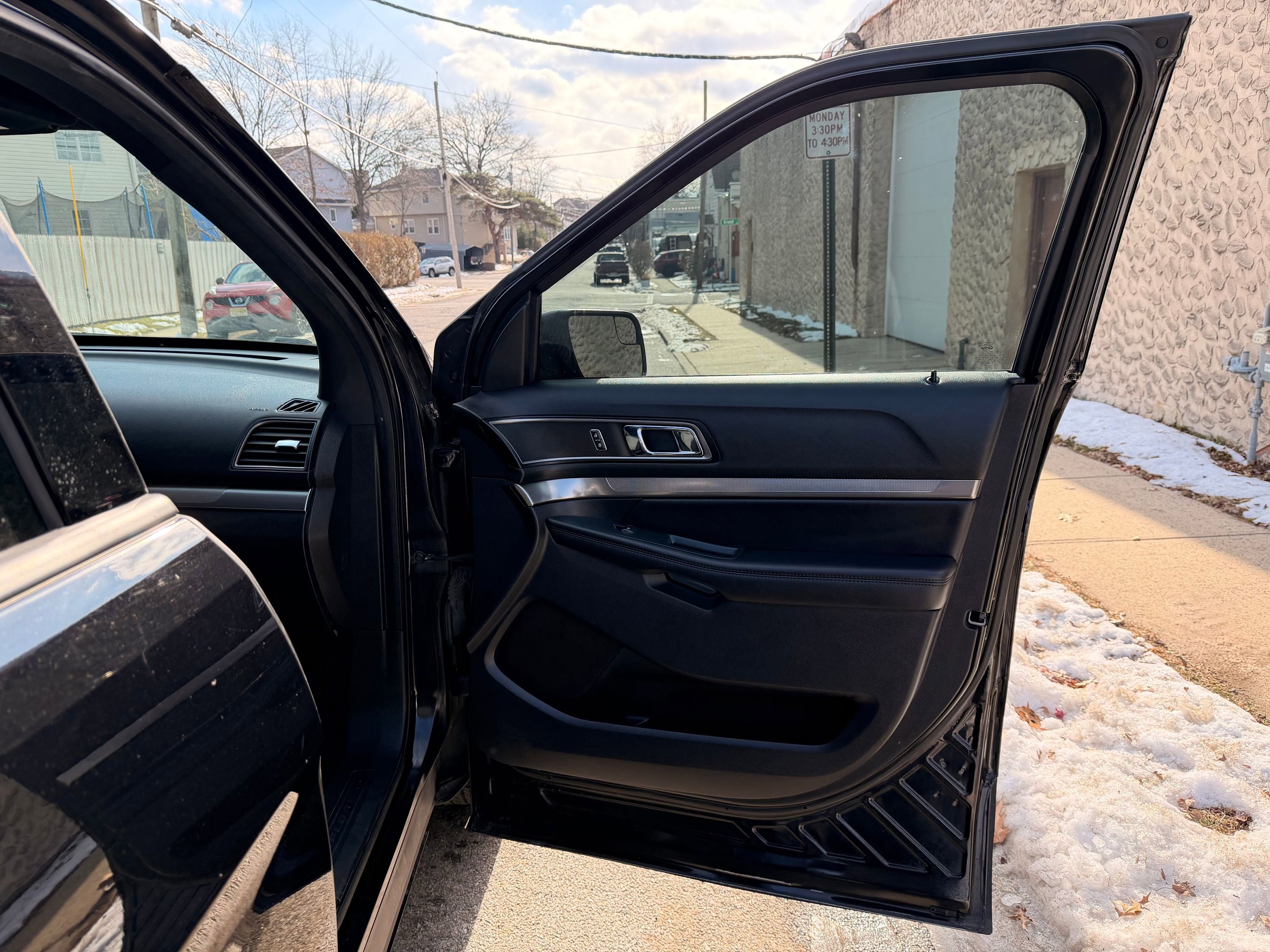 Used 2019 Ford Explorer XLT image 32