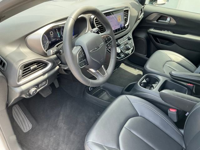 Used 2025 Chrysler Pacifica Select FWD image 12