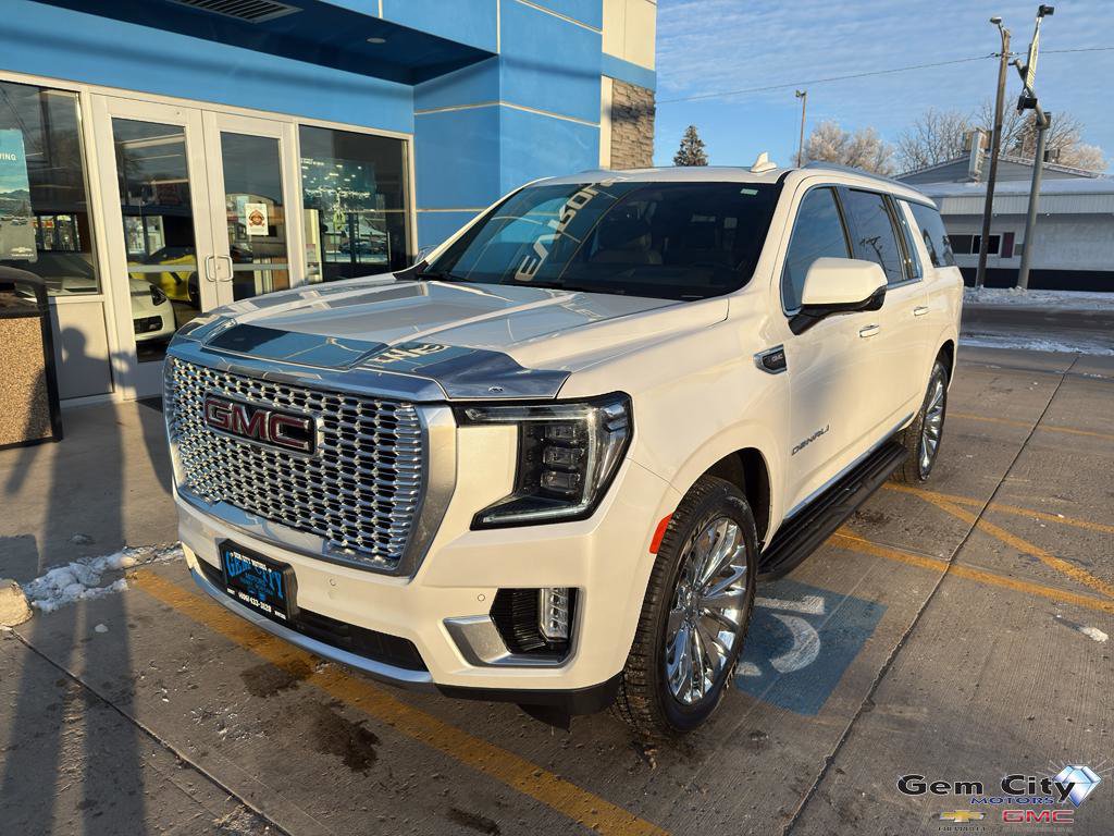 Used 2023 GMC Yukon XL Denali image 2