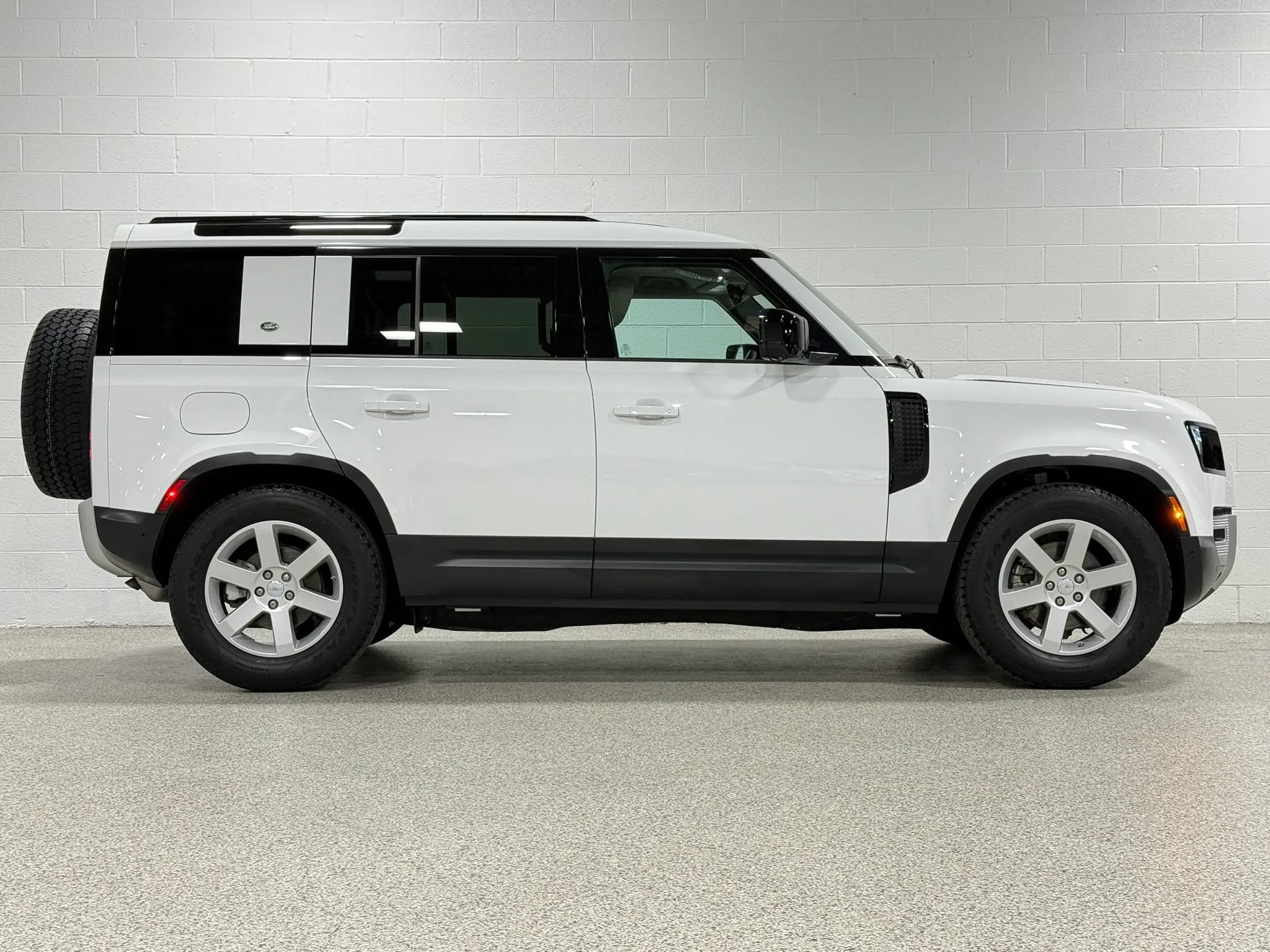 Used 2020 Land Rover Defender 110 S AWD/4WD image 5