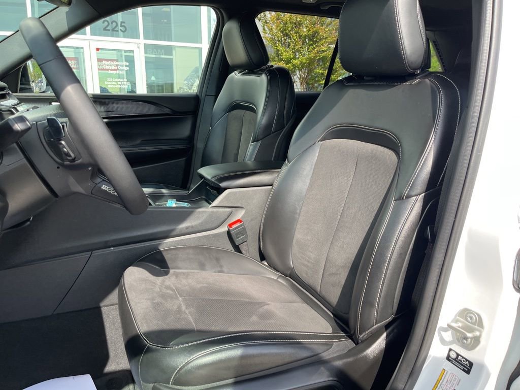 Used 2024 Jeep Grand Cherokee Altitude image 4