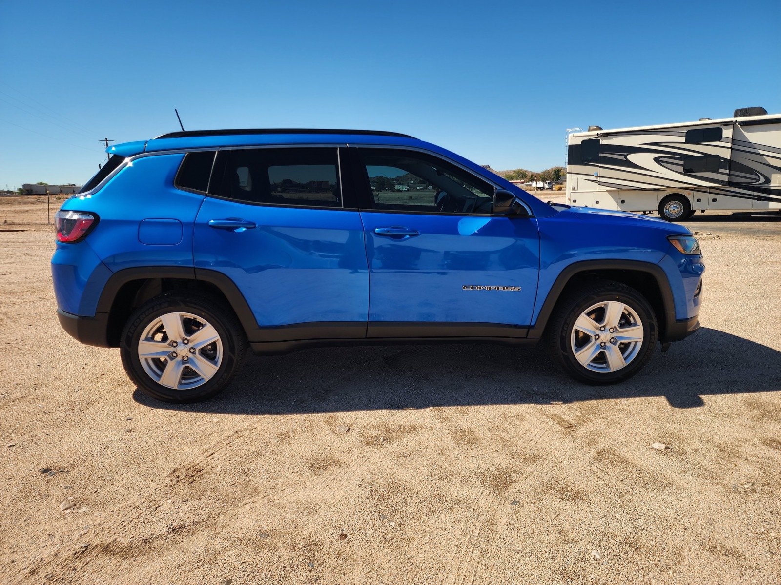 Used 2022 Jeep Compass Latitude w/ Sun and Sound Group AWD/4WD image 4