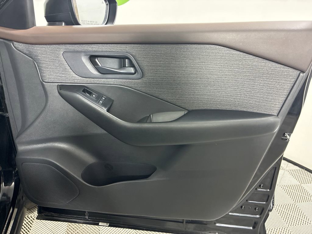 Used 2023 Nissan Rogue S AWD/4WD image 27