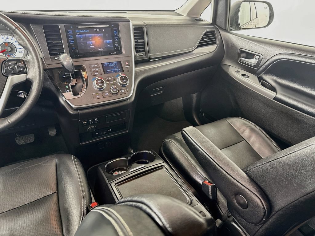Certified 2017 Toyota Sienna SE Premium FWD image 25