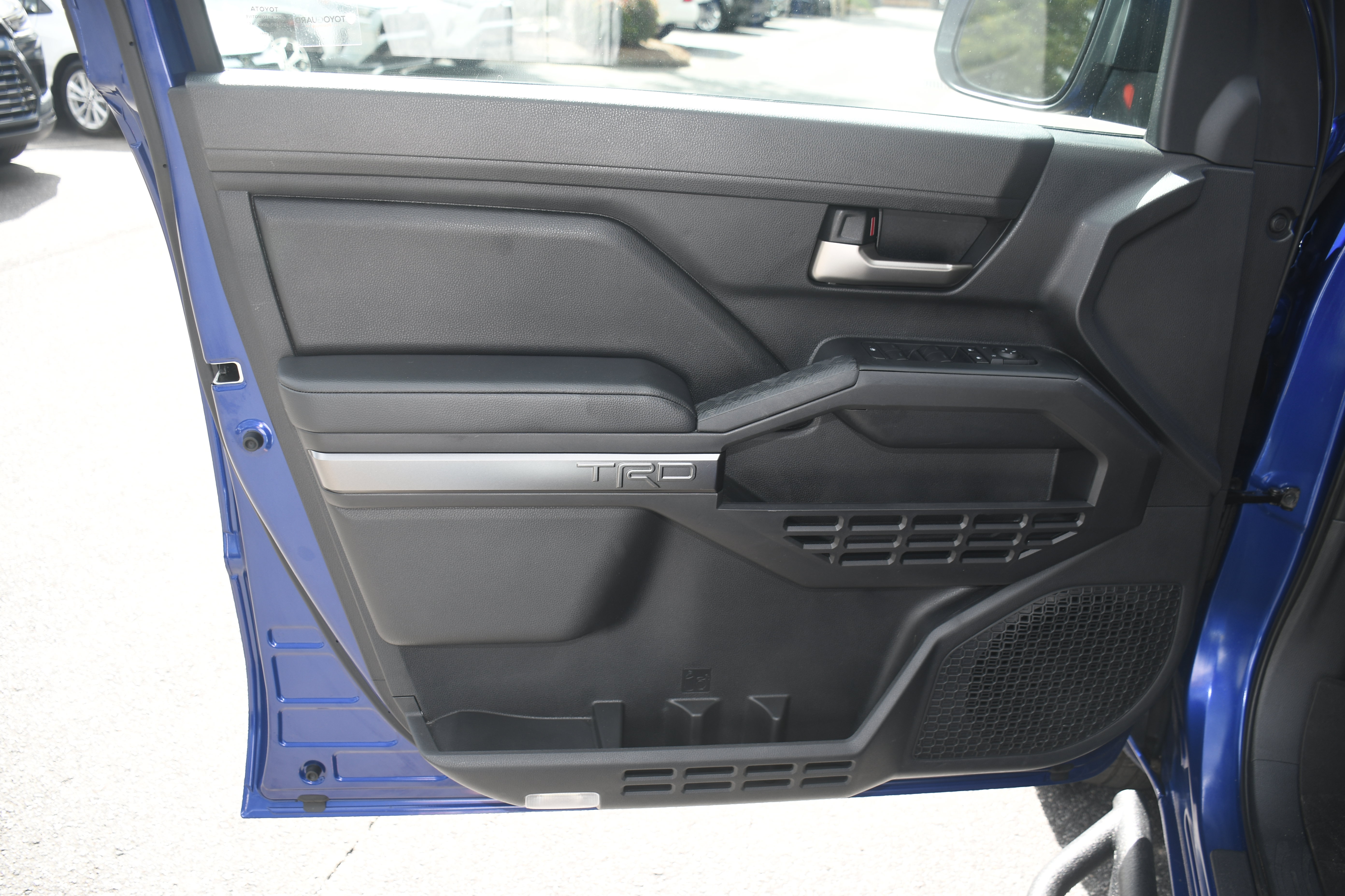 Used 2025 Toyota Tacoma TRD Sport w/ TRD Sport Upgrade Package RWD image 7