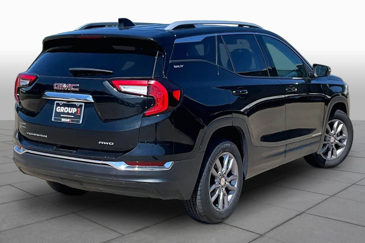 Used 2024 GMC Terrain SLT AWD/4WD image 15