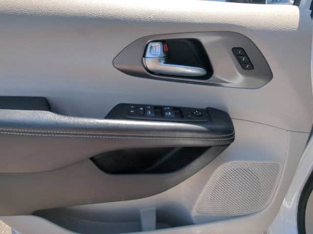 Used 2024 Chrysler Pacifica Touring-L FWD image 13