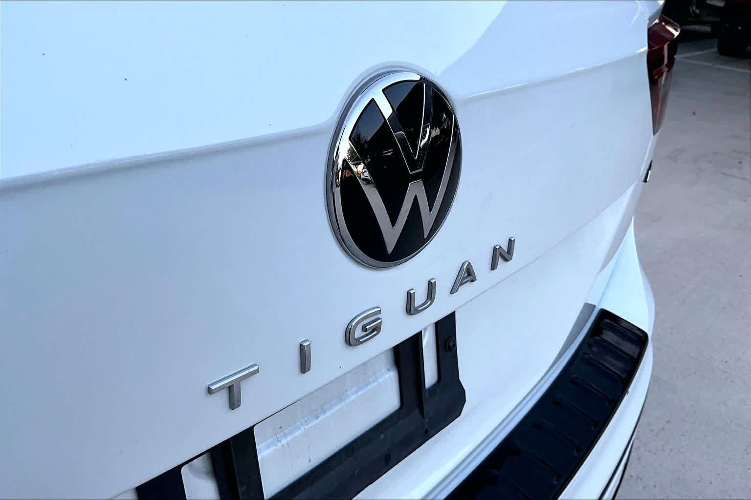 Used 2024 Volkswagen Tiguan SE R-Line AWD/4WD image 10