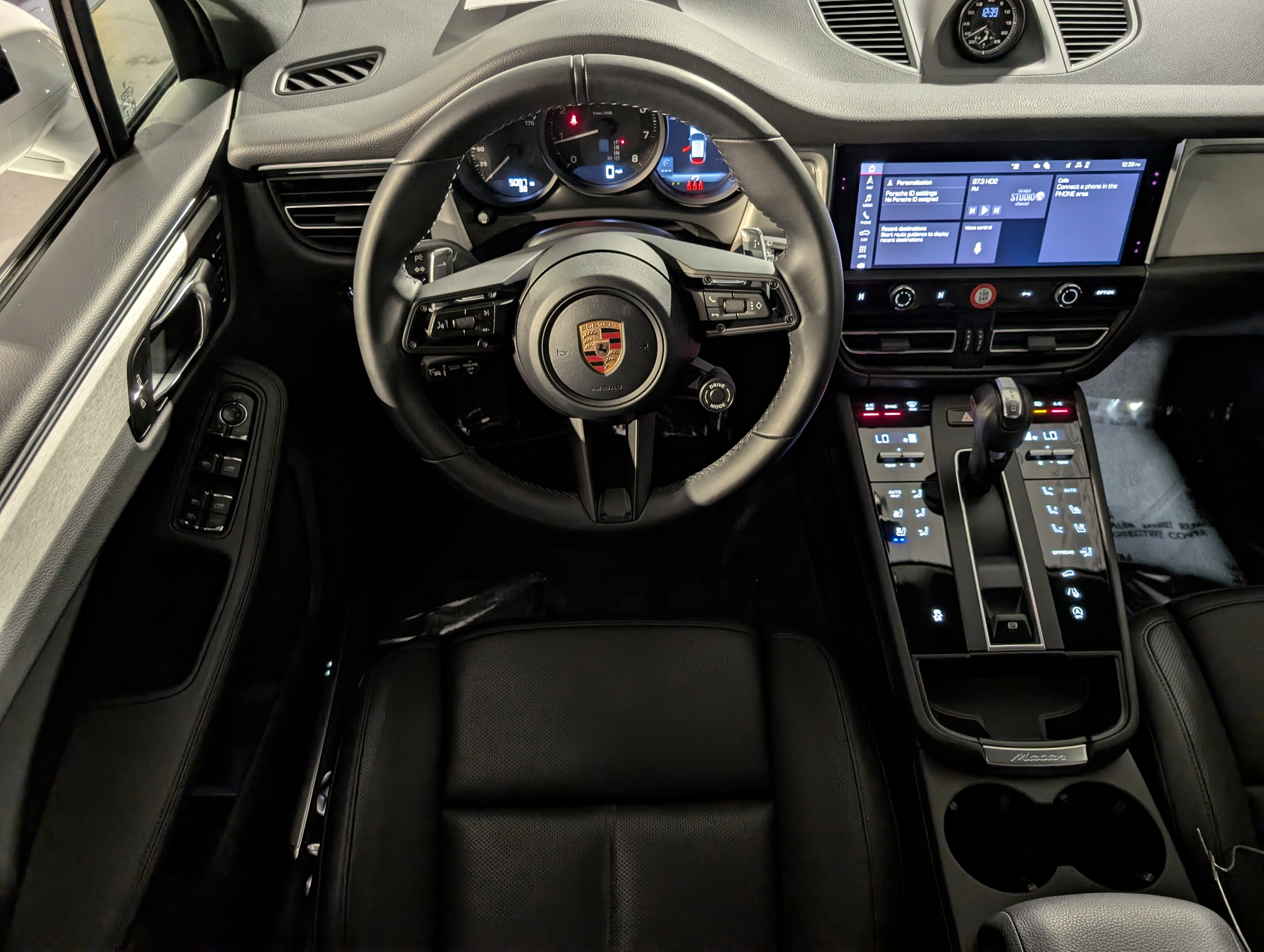 Certified 2026 Porsche Macan AWD/4WD image 6