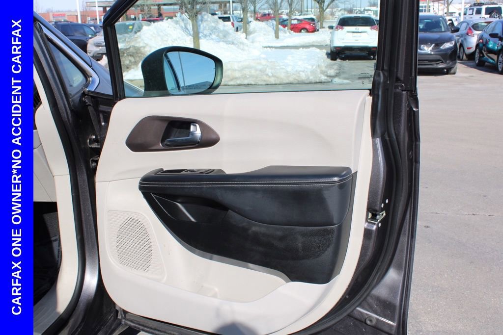 Used 2023 Chrysler Voyager LX image 22