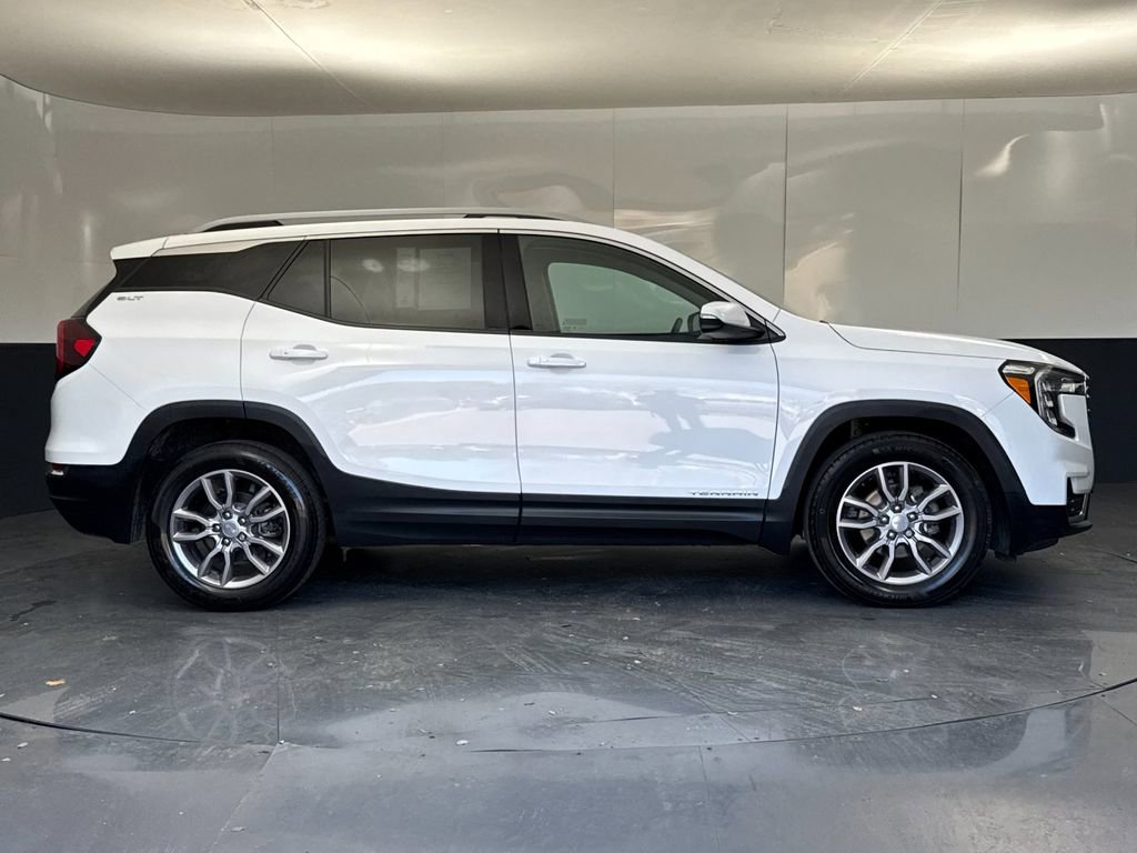Used 2024 GMC Terrain SLT image 2