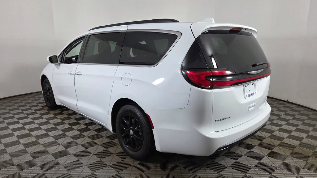 Used 2022 Chrysler Pacifica Touring-L image 6