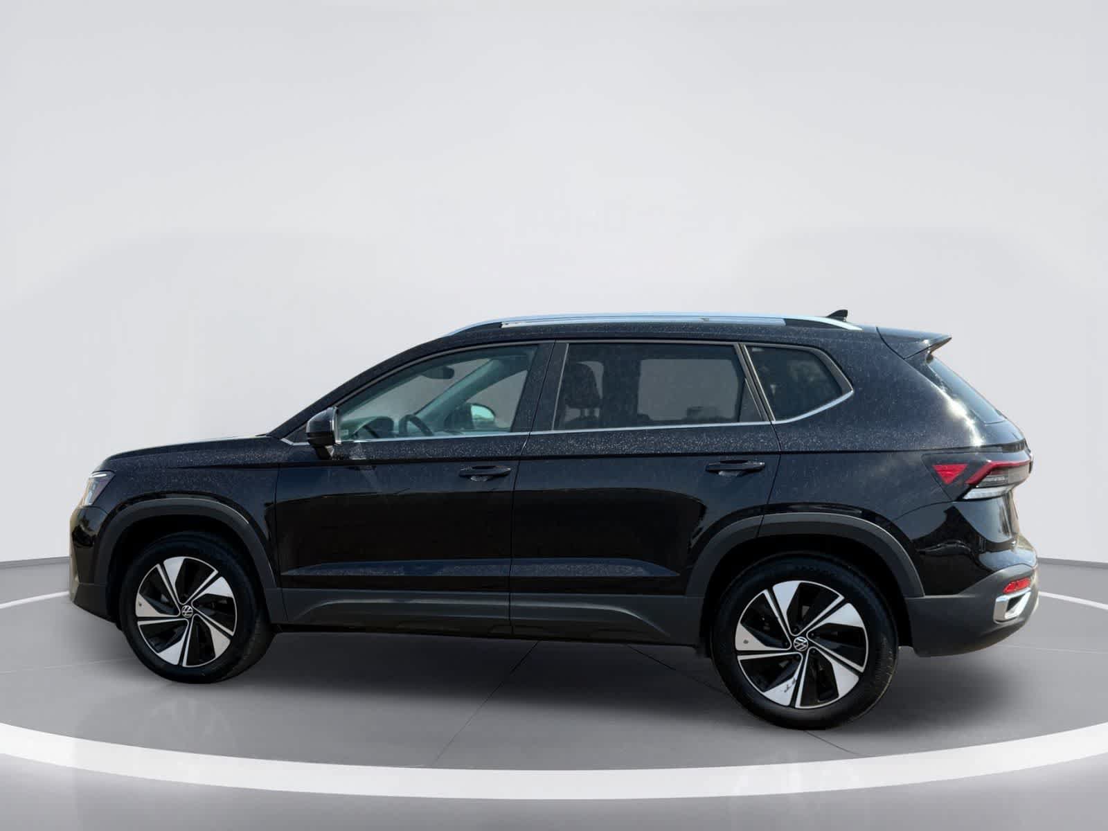 Used 2025 Volkswagen Taos SE AWD/4WD image 3