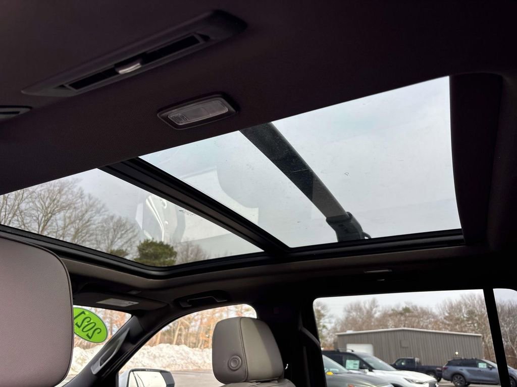 Used 2021 GMC Yukon SLT w/ SLT Premium Package image 9