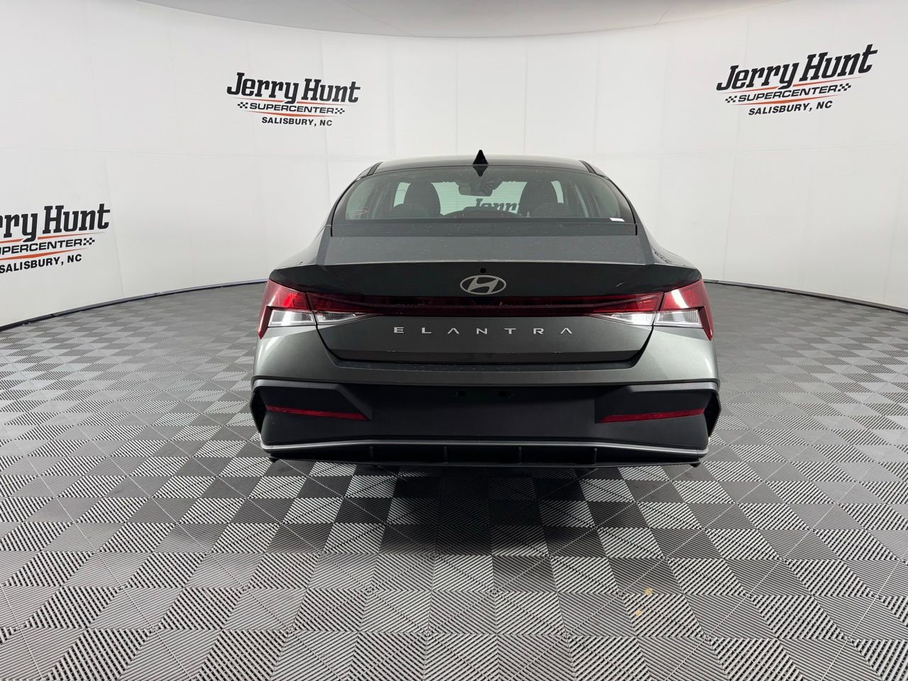 Used 2025 Hyundai Elantra SE image 9